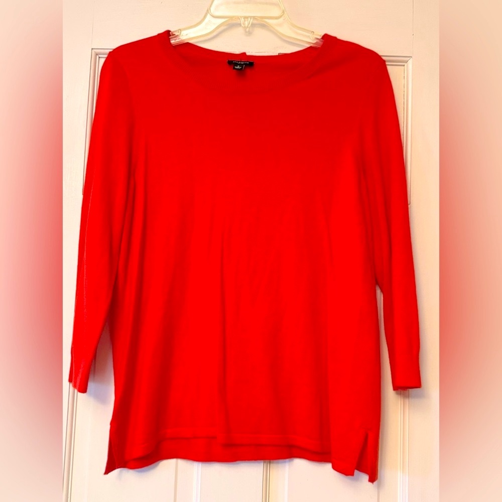 ANN TAYLOR Red Button‎ Back Sweater